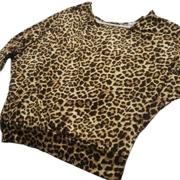 Divinely Comfortable Leopard Print Knit Shirt M - Picture 2 of 3
